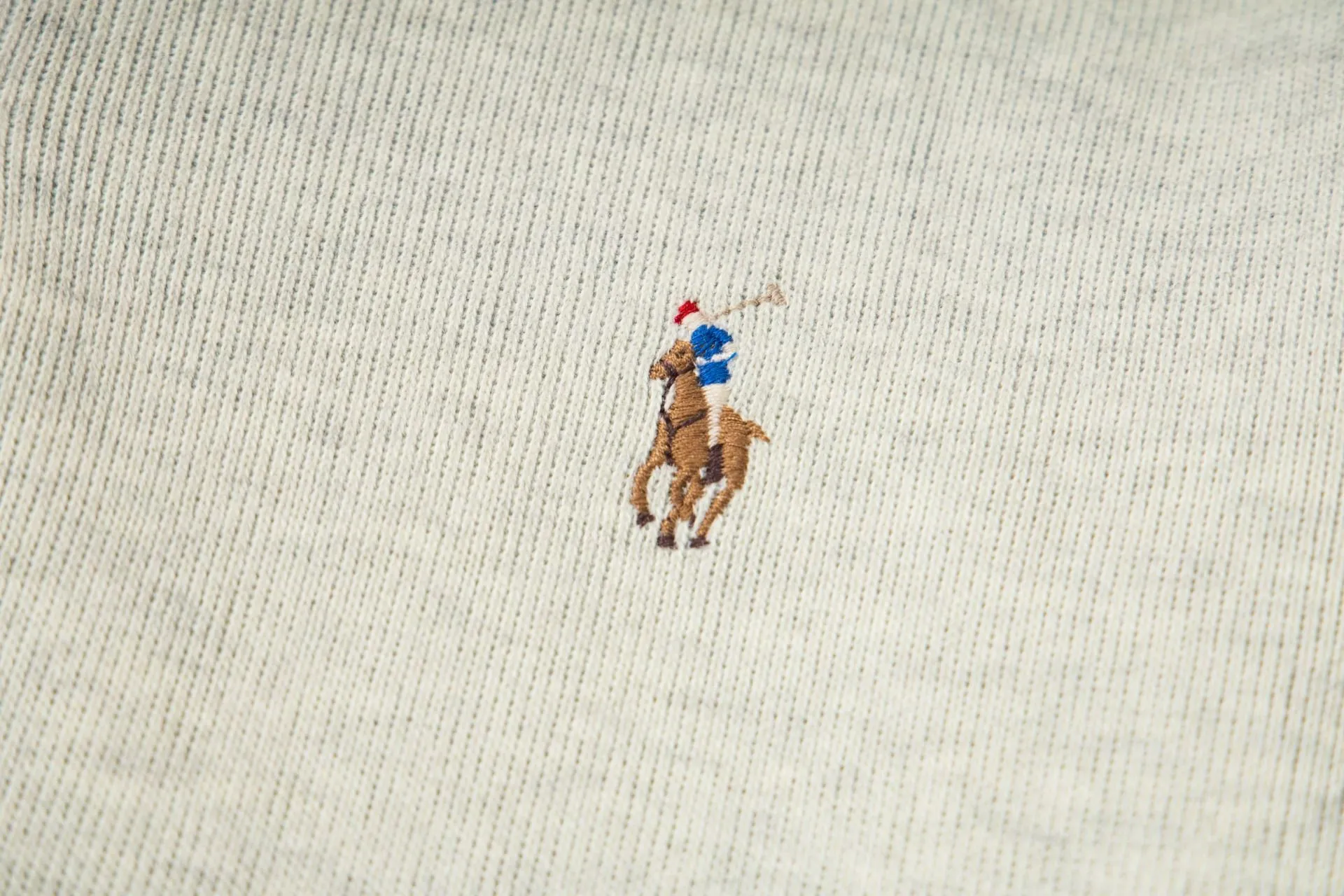 🅿️260 new model number: B143 Ralph Lauren's new half-zip sweatshirt top with colorful logo embroidery on the chest 1️⃣ Developed using original fabric, the fabric properties are similar to wool, soft and light to the touch, and has good wrapping and elasticity! 2️⃣The iconic embroidery design style on the chest is very youthful and energetic, and can be easily worn by both men and women. It is very in line with the fashion aesthetic concepts of today's young people! 3️⃣Simple style, comfortable to wear, same style for men and women, a must-have for couples! 4️⃣Full set of customized accessories, complete with three standards Color: gray, beige Size: S, M, L, XL